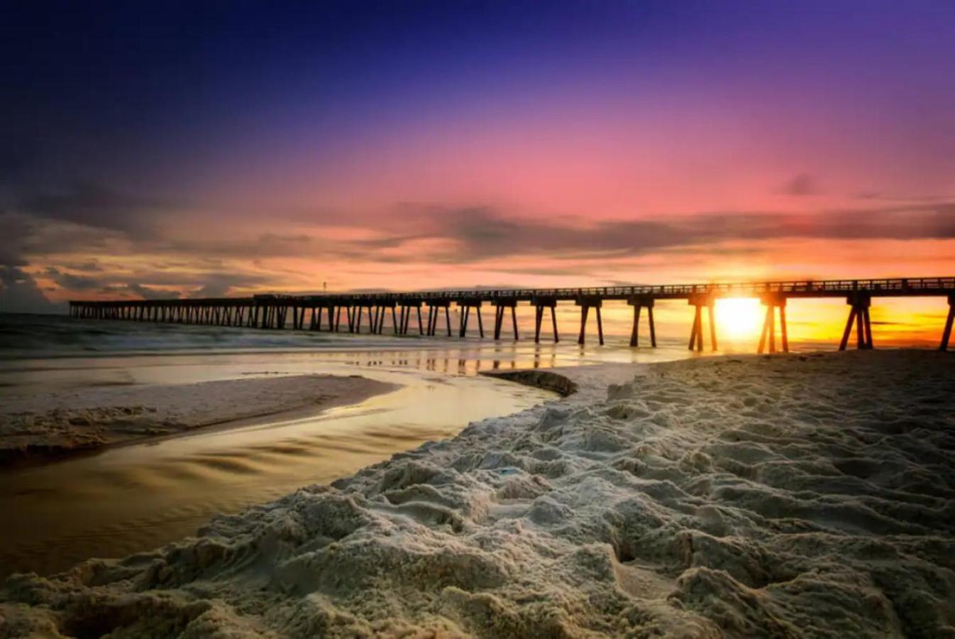 Holiday home Stunning Beachfront Condo, Walk To Pier Park,pools *