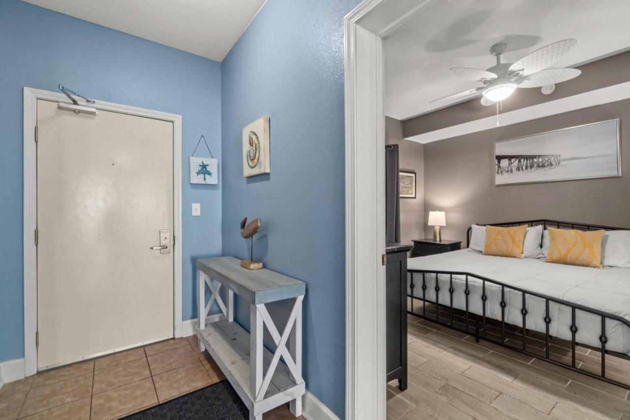 Stunning Beachfront Condo, Walk To Pier Park,pools Holiday home Panama City Beach